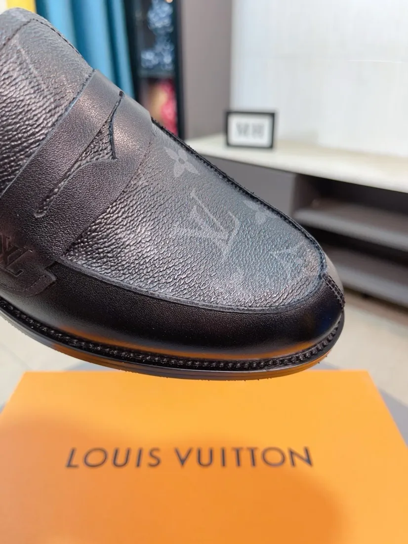 Men's Men's Shoes 💰500🌸🌸【LV】Louis Vuitton's new open-edge pigskin shoes are the most popular classic. Synchronized with the official website, the upper adopts Italian imported upper embossing➕comfortable cowhide lining, fashionable atmosphere, unique brand and unique craftsmanship. Highlighting the hot style of the new year. Stop hesitating, stop wandering, get it now. Code number: 38--44